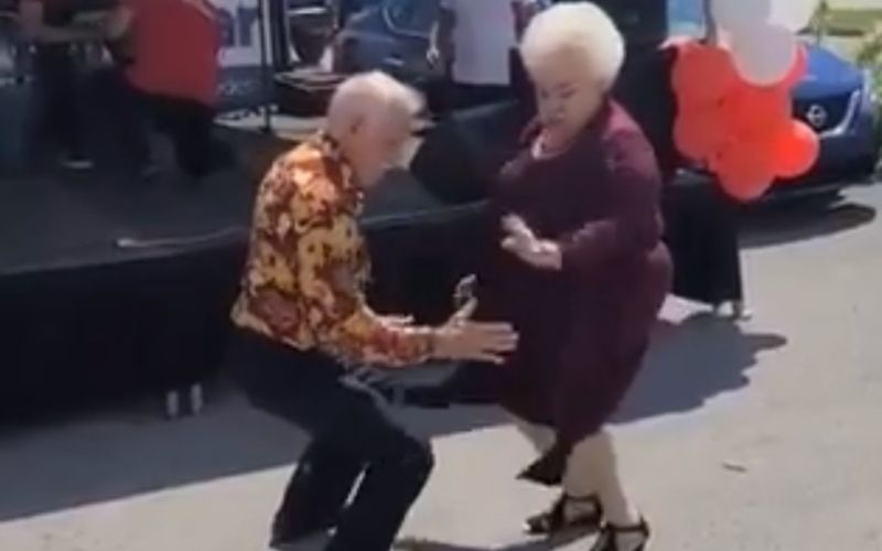 Couple Dancing to Problema